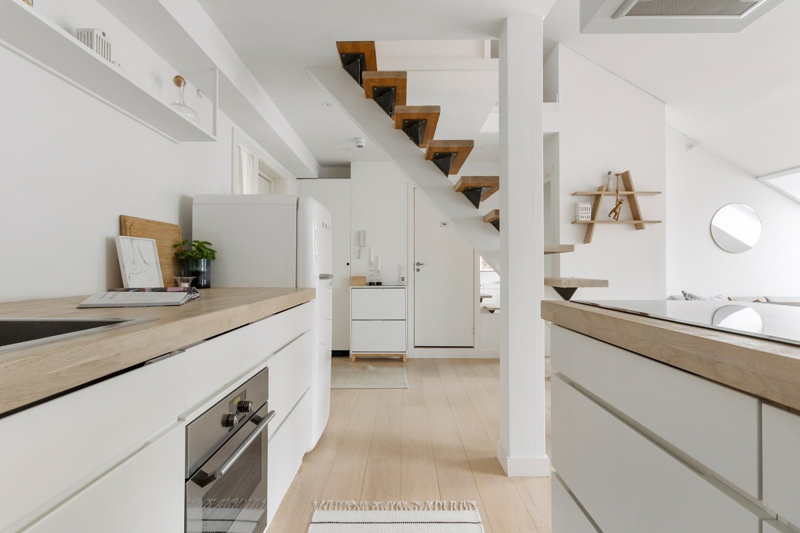 Alle sikringer er byttet og skinne er byttet i sikringsskap. Spotter er byttet til Led. Byttet stikker i nesten hele boligen, og satt opp nye på kjøkkenet og under TV i stuen. Det er byttet til smarte panelovner, samt montert ny induksjonstopp Galleribilde