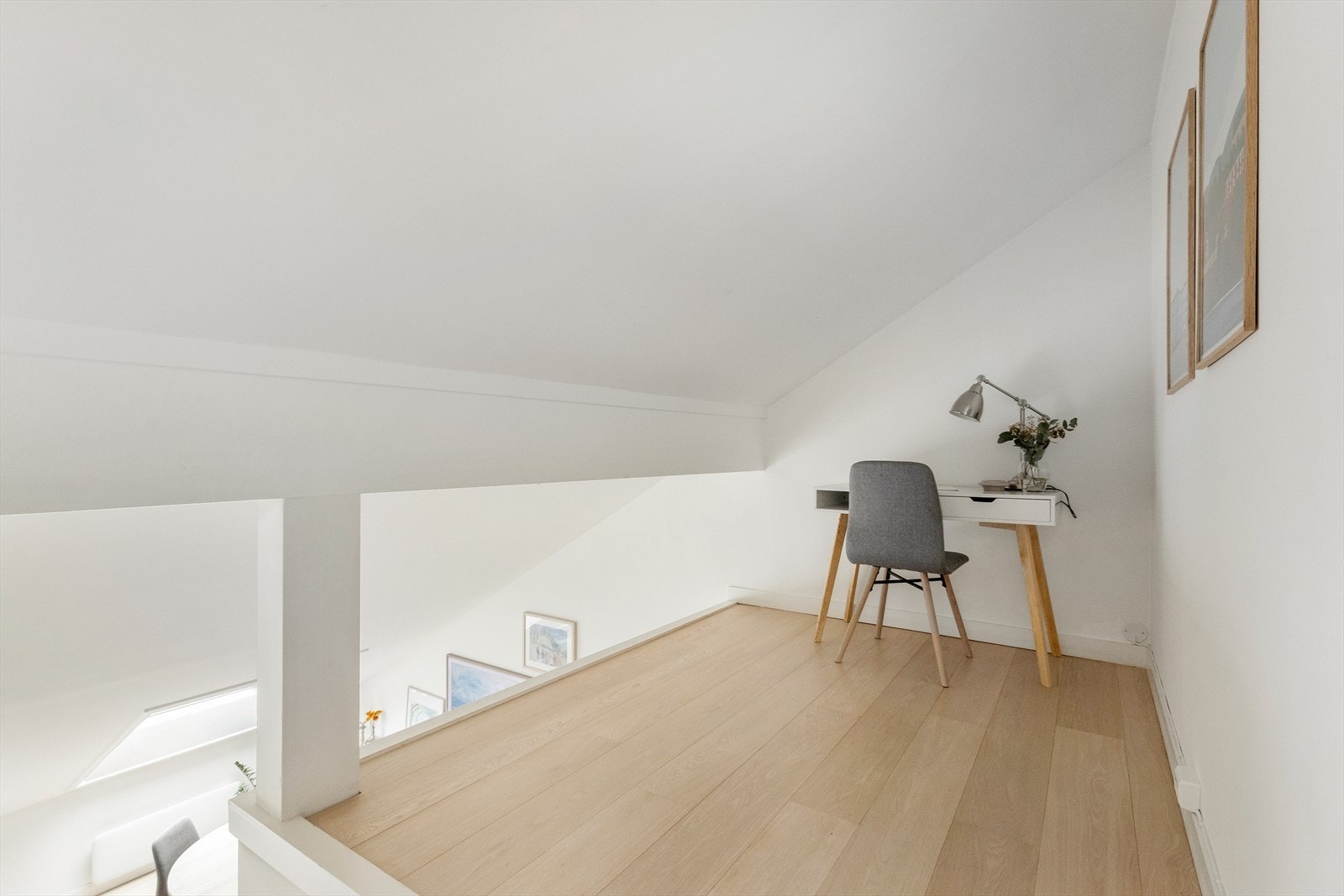 Smart utnyttet loftsrom, ideelt som arbeidsplass eller studieområde. Galleribilde