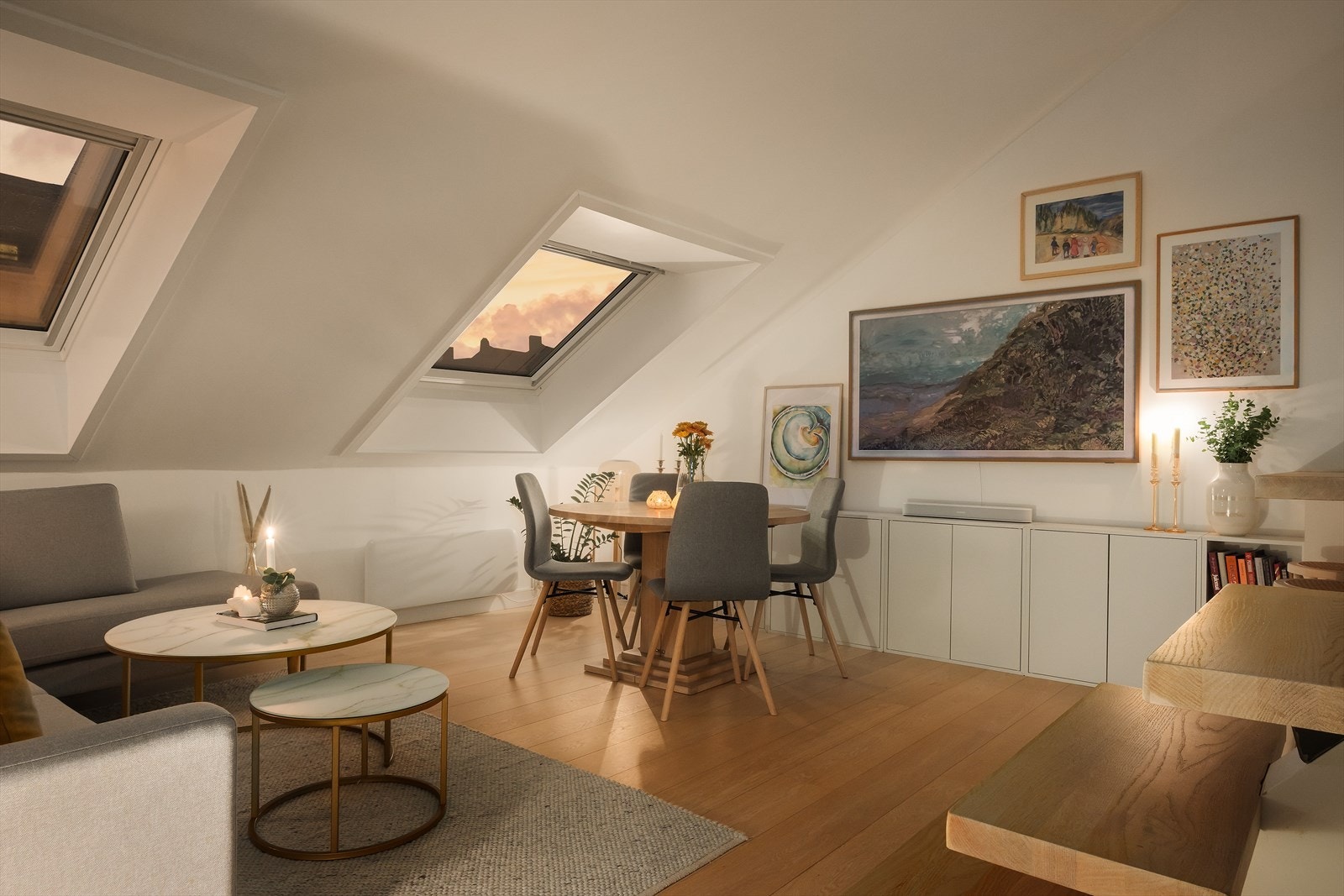 Dette er en unik og innbydende loftsleilighet over to plan med store takvinduer og god takhøyde. Galleribilde