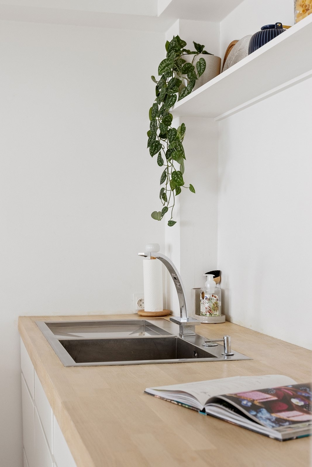 Kjøkkenet har integrerte hvitevarer som består av komfyr, platetopp og oppvaskmaskin. Induksjonstoppen er ny fra 2023. Galleribilde