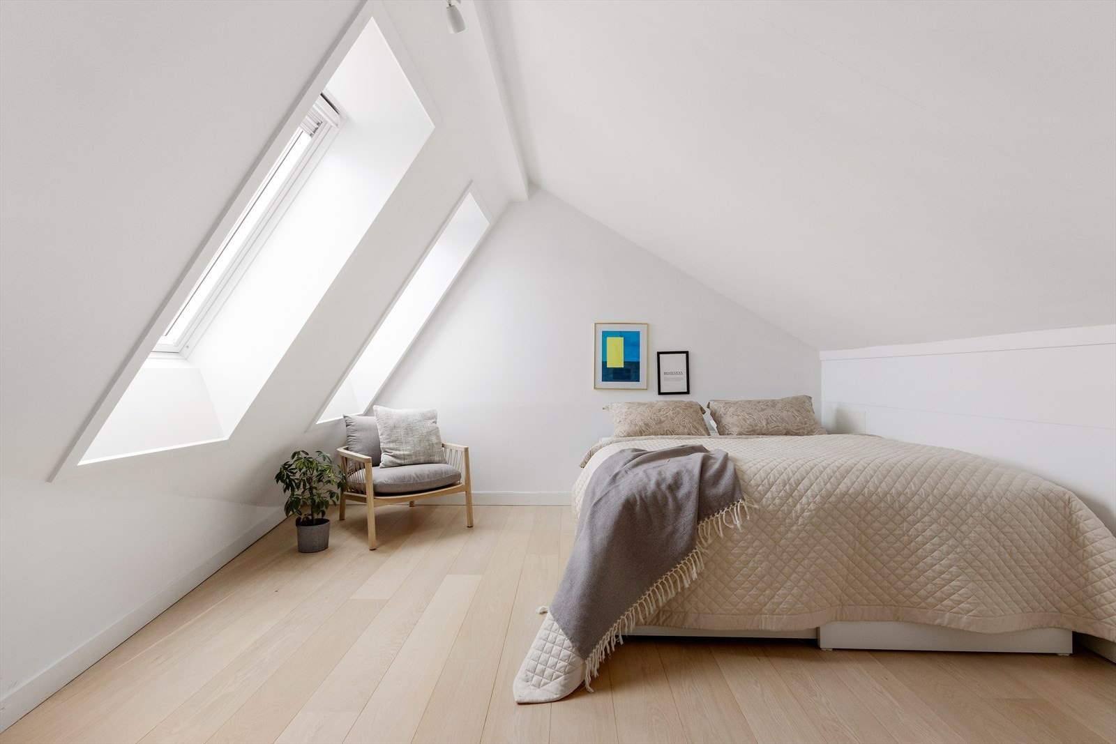 Leiligheten har også et romslig soverom i loftetasjen. Galleribilde