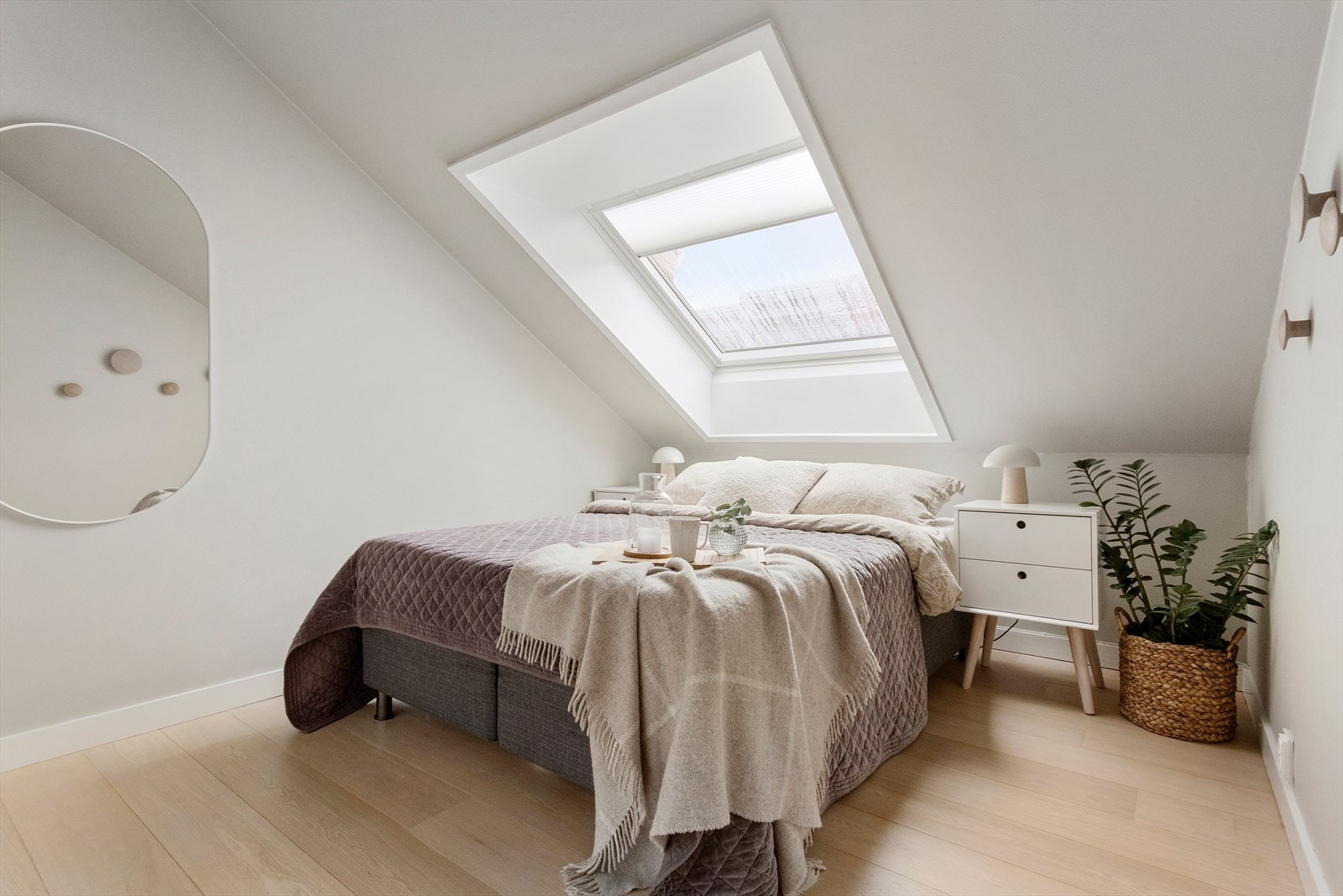 Hyggelig soverom på hovedplanet, også malt i lyse overflater og med samme eksklusive gulv som resten av etasjen. Galleribilde