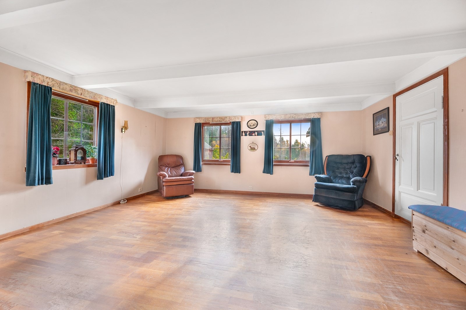 Dagligstue i tilknytning til kjøkkenet. Galleribilde