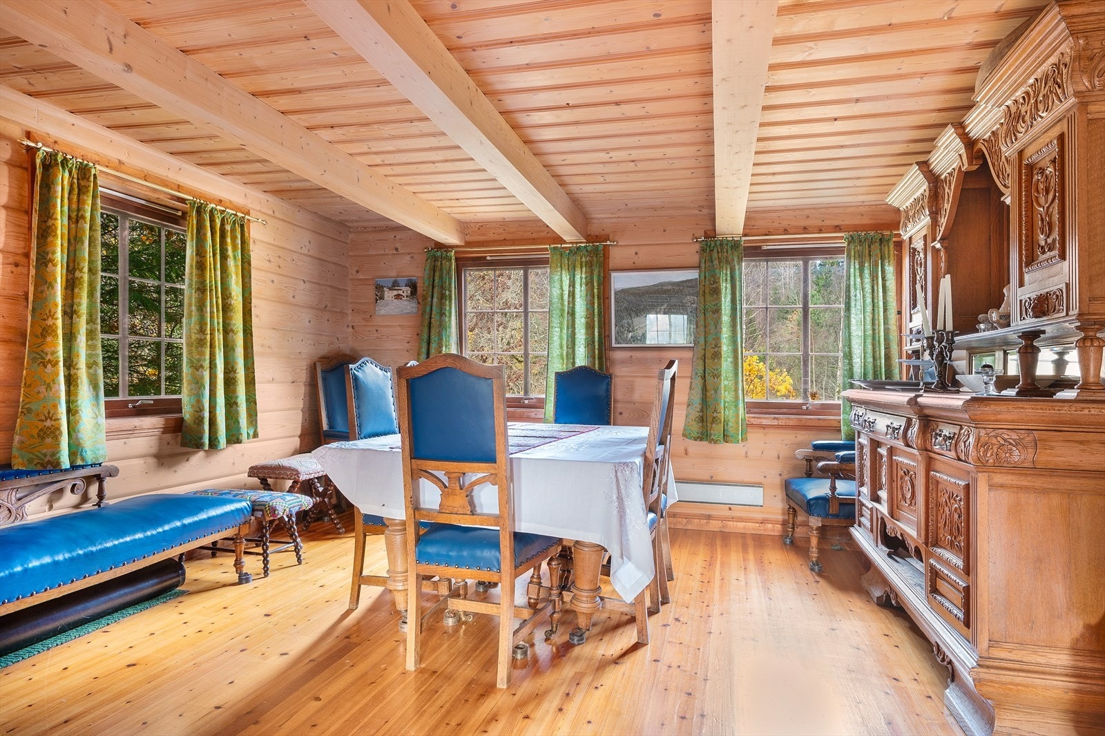 I peisestuen har man også egen del til spisebord. Galleribilde