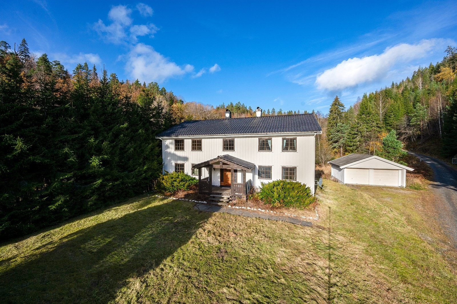 Herskapelig våningshus og dobbelgarasje. Galleribilde