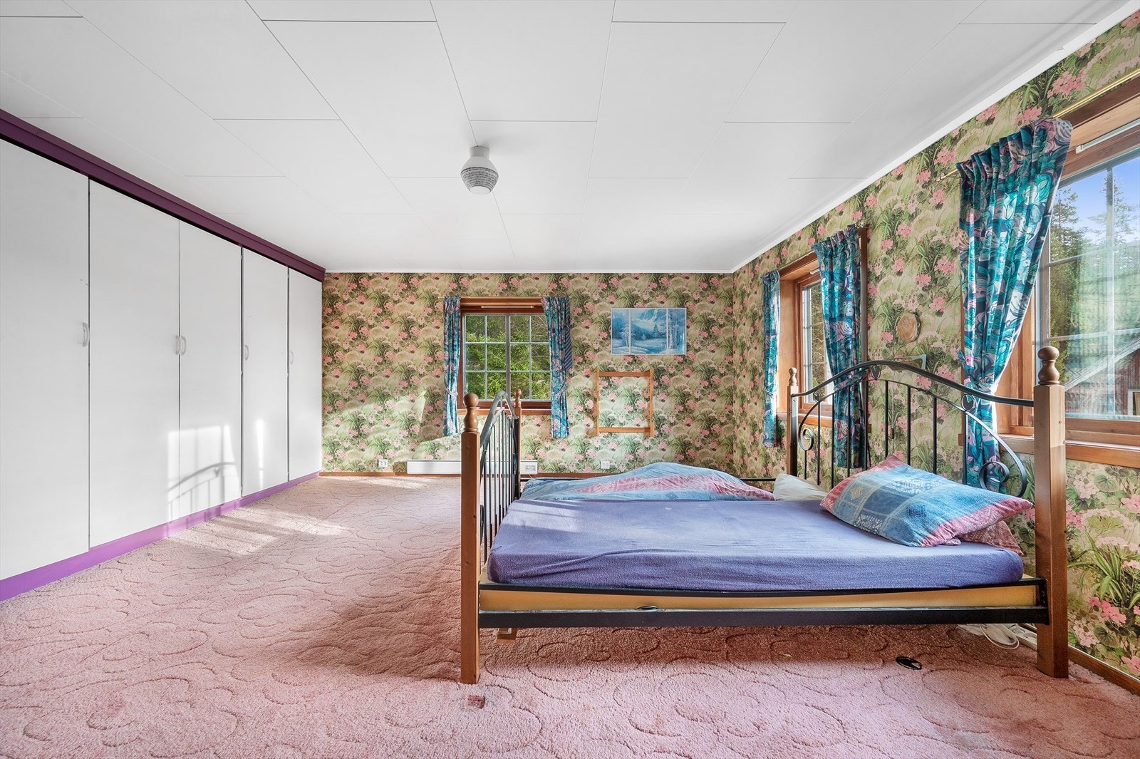 Soverom med svært god skapplass. Galleribilde