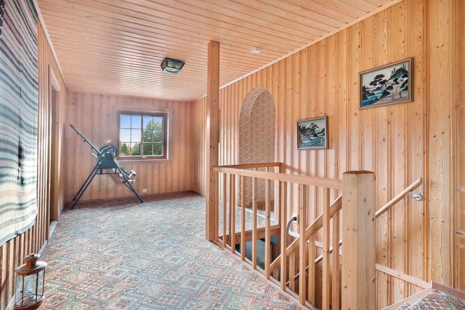 Trappen leder opp til andre plan hvor man har hele 6 soverom, bad og bod. Galleribilde