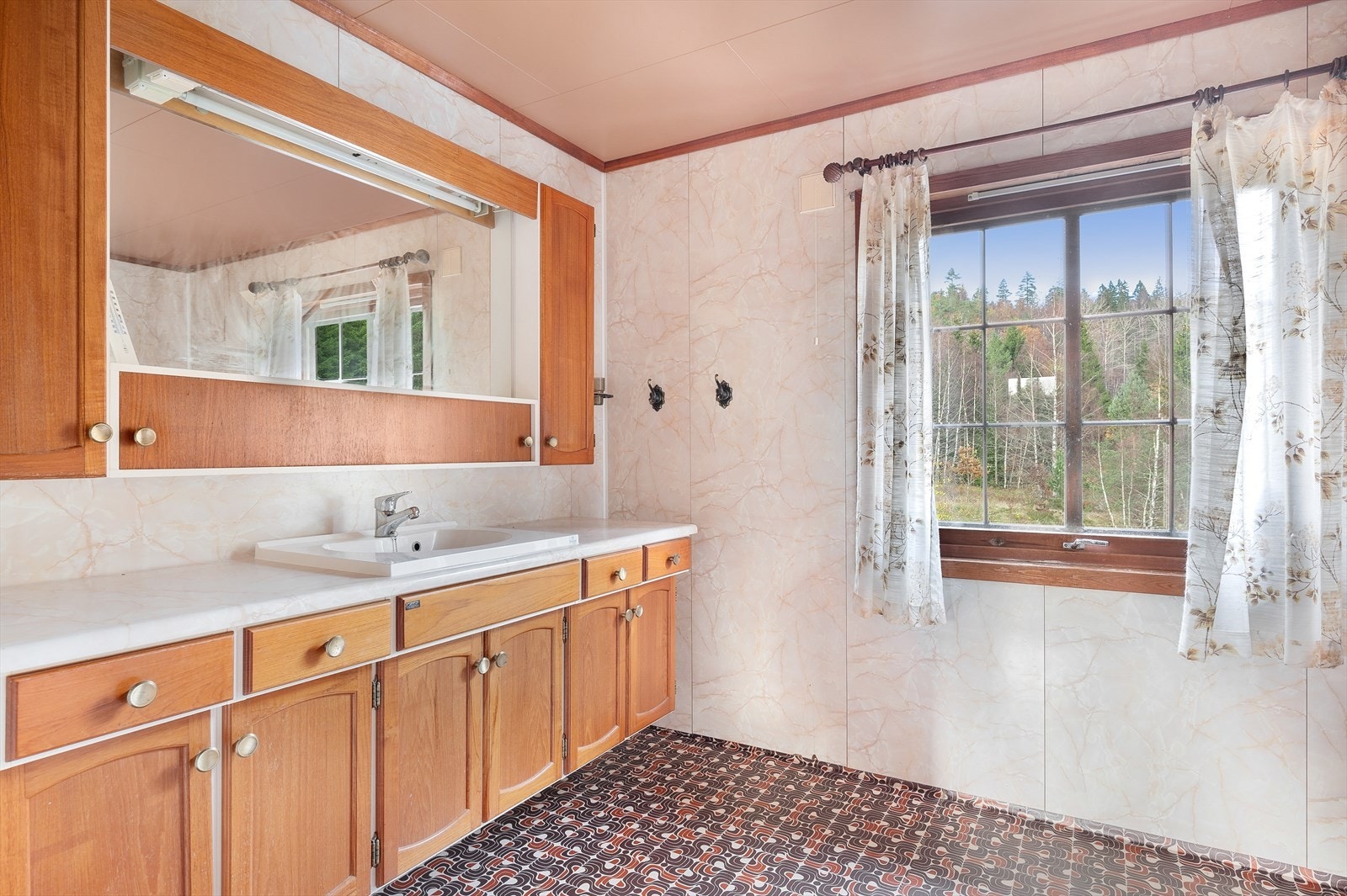 Baderom med romslig innredning. Galleribilde