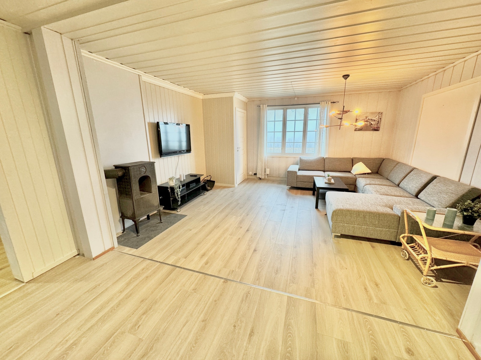 Romslig stue med tv og Playstation 5! Galleribilde