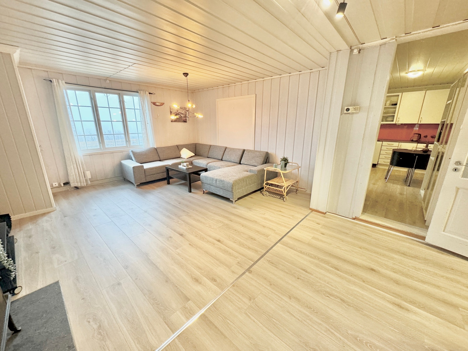 Stor sofa med plass til alle for hyggelige filmkvelder Galleribilde