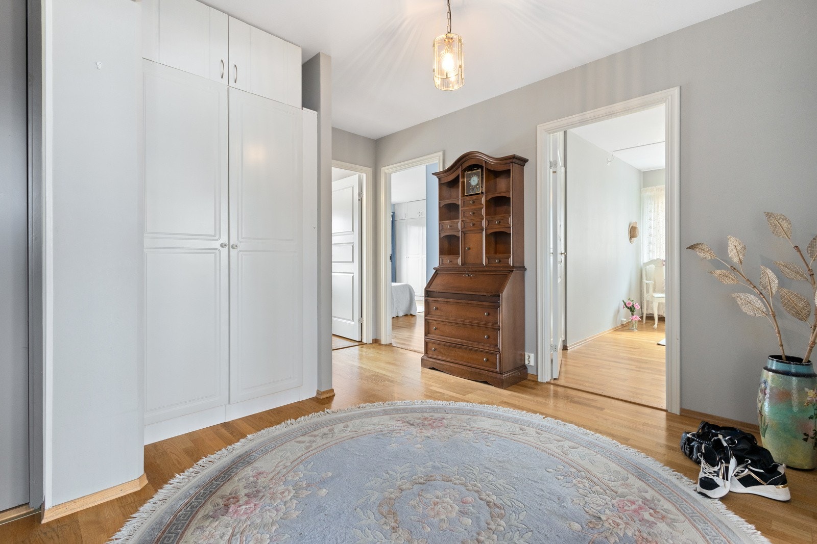 Romslig entré/hall med garderobeskap. Galleribilde