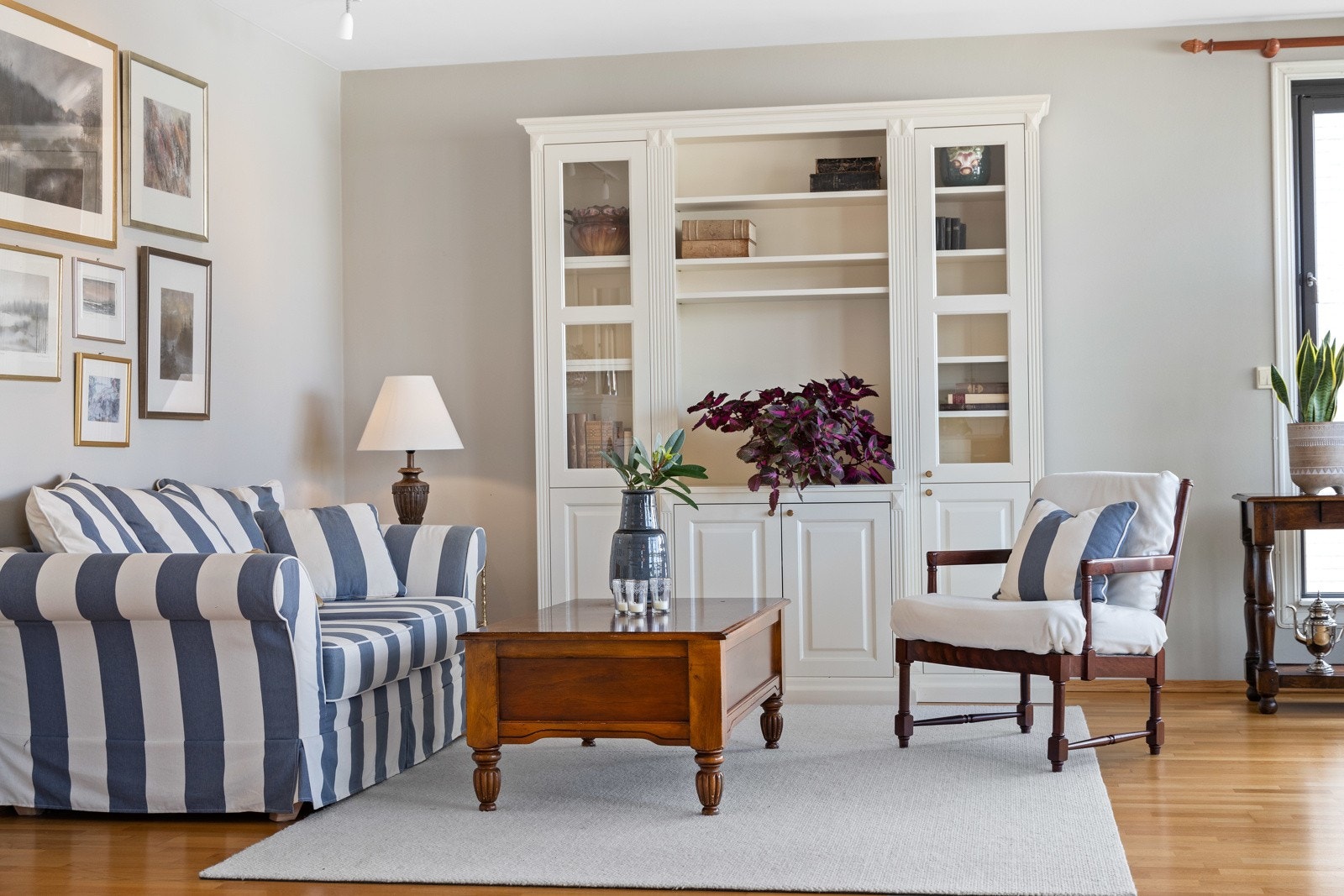 Leiligheten er lys og romslig med store vindusflater som slipper inn godt med naturlig lys. Galleribilde