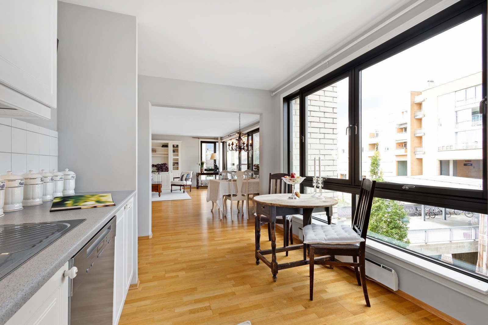 Alle hvitevarene på kjøkkenet er fra Miele (inkludert kjøl-/fryseskap) og medfølger i handelen. Galleribilde