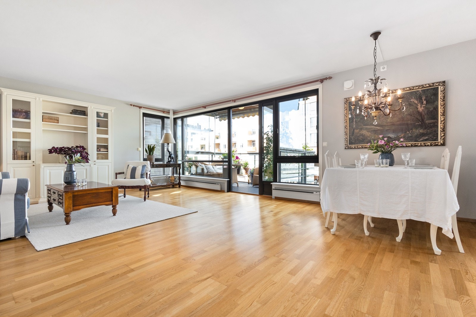 Stue og kjøkken i åpen løsning med god plass til sofagruppe og spisestue. Galleribilde