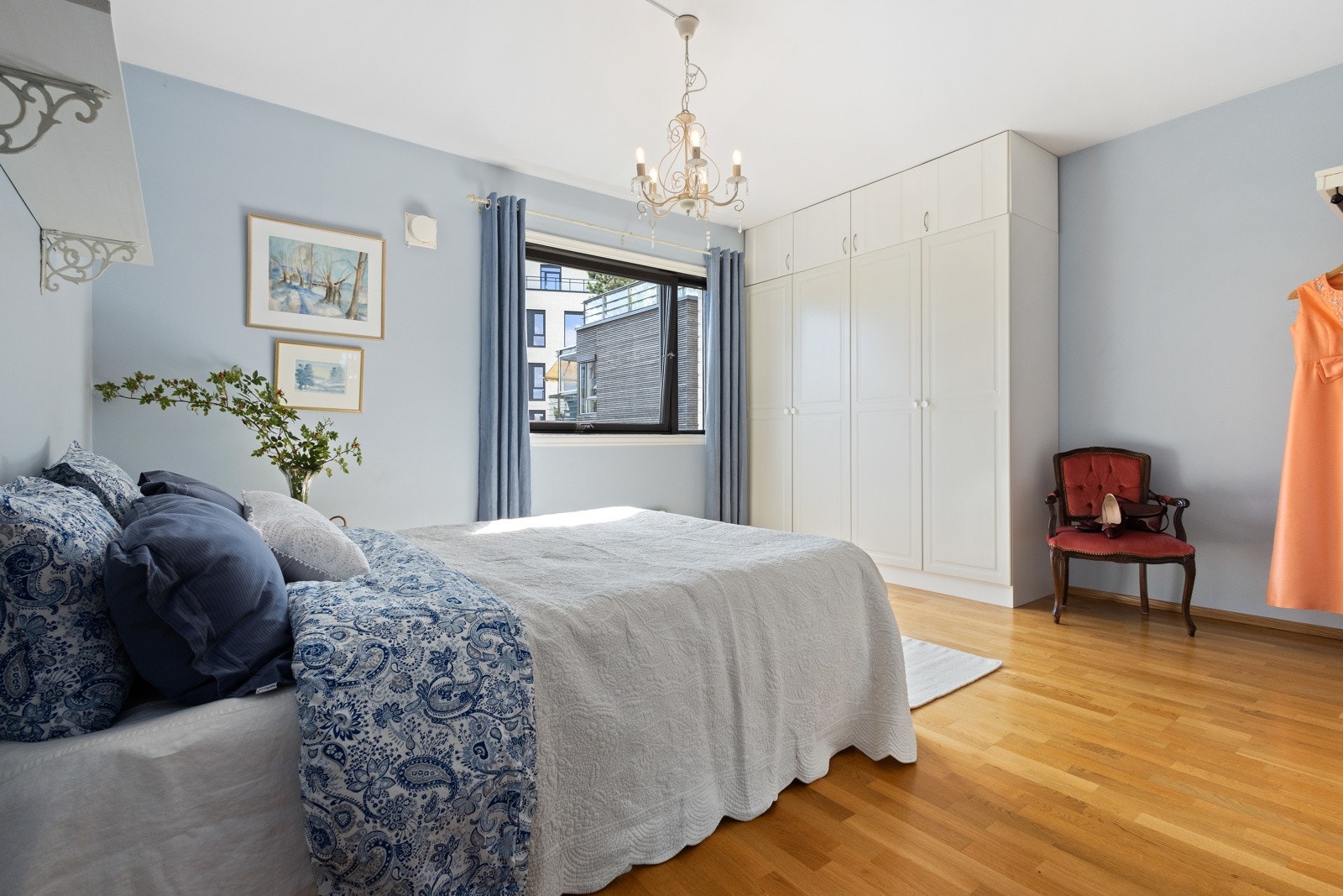 Leiligheten har tre soverom, hovedsoverommet har tilgang til eget baderom. Galleribilde