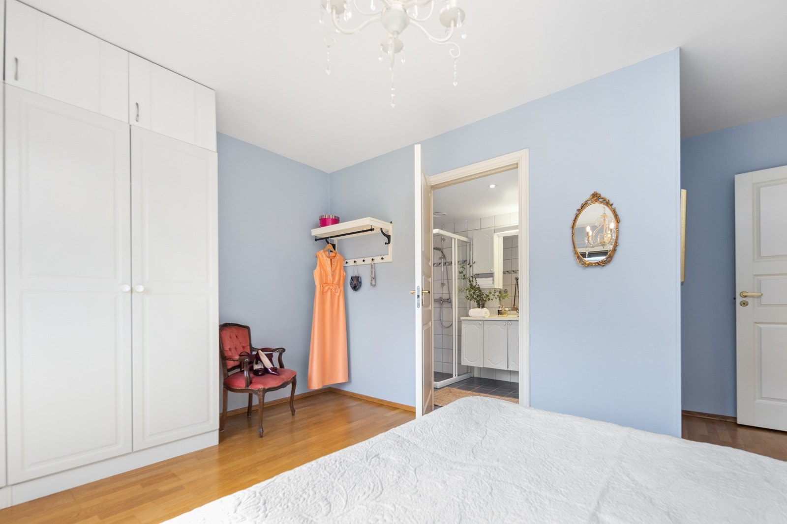 Det er god oppbevaringsplass i garderobeskap samt god plass til ytterligere oppbevaringsmøbler. Galleribilde