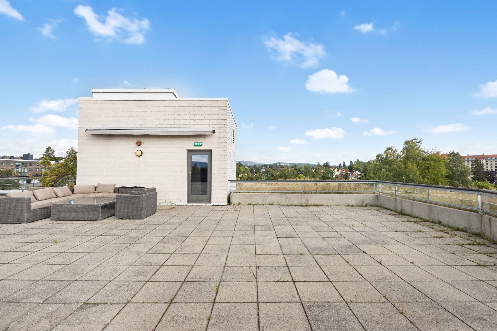 Stor, felles takterrasse. Galleribilde