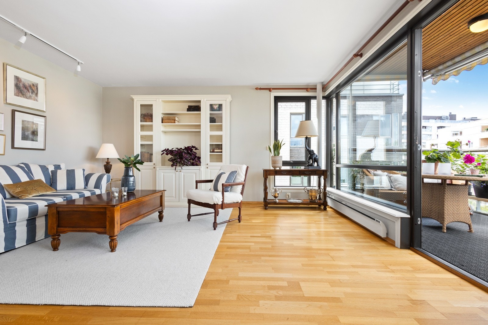 Hjørneleilighet i toppetasje med tre soverom, balkong og to garasjeplasser. Galleribilde