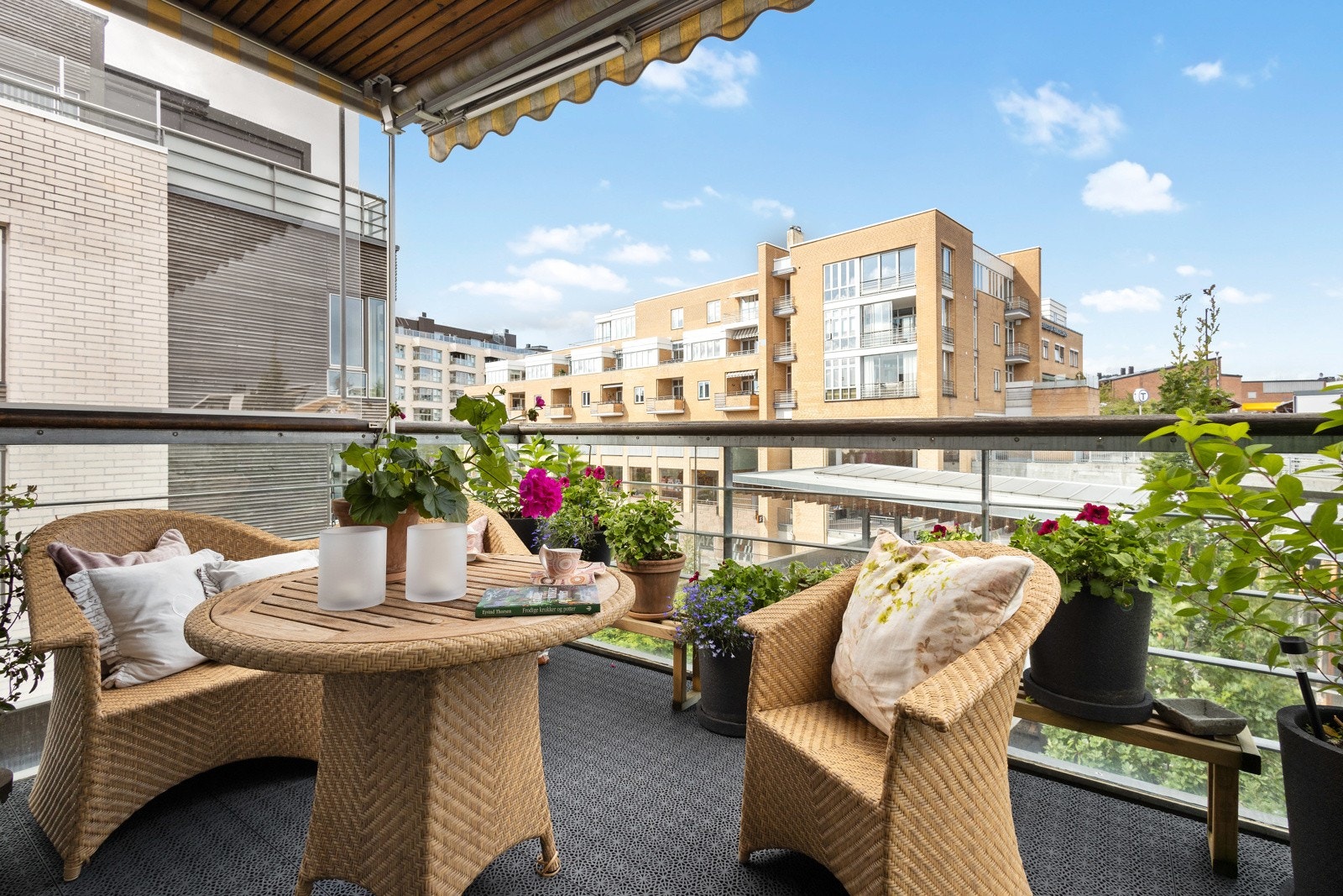 Hyggelig balkong med god plass til sittegruppe. Galleribilde