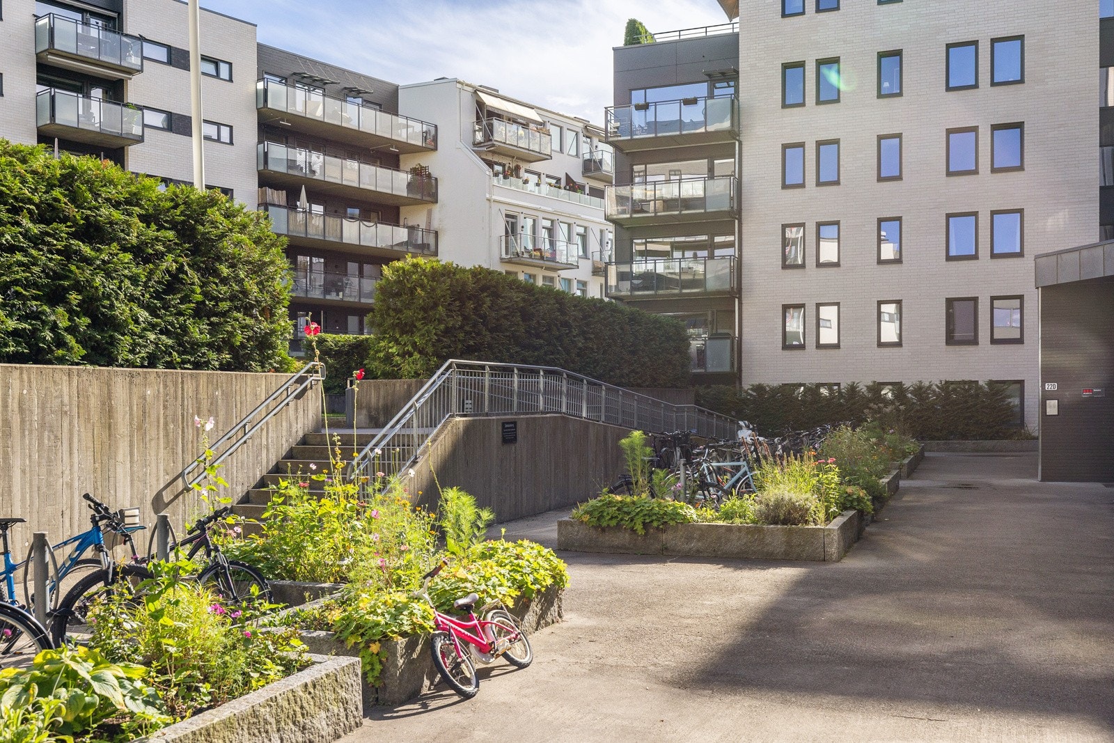 Det er utvendige sykkelparkeringer i sameiet, mens også egne sykkelboder i kjeller. Galleribilde
