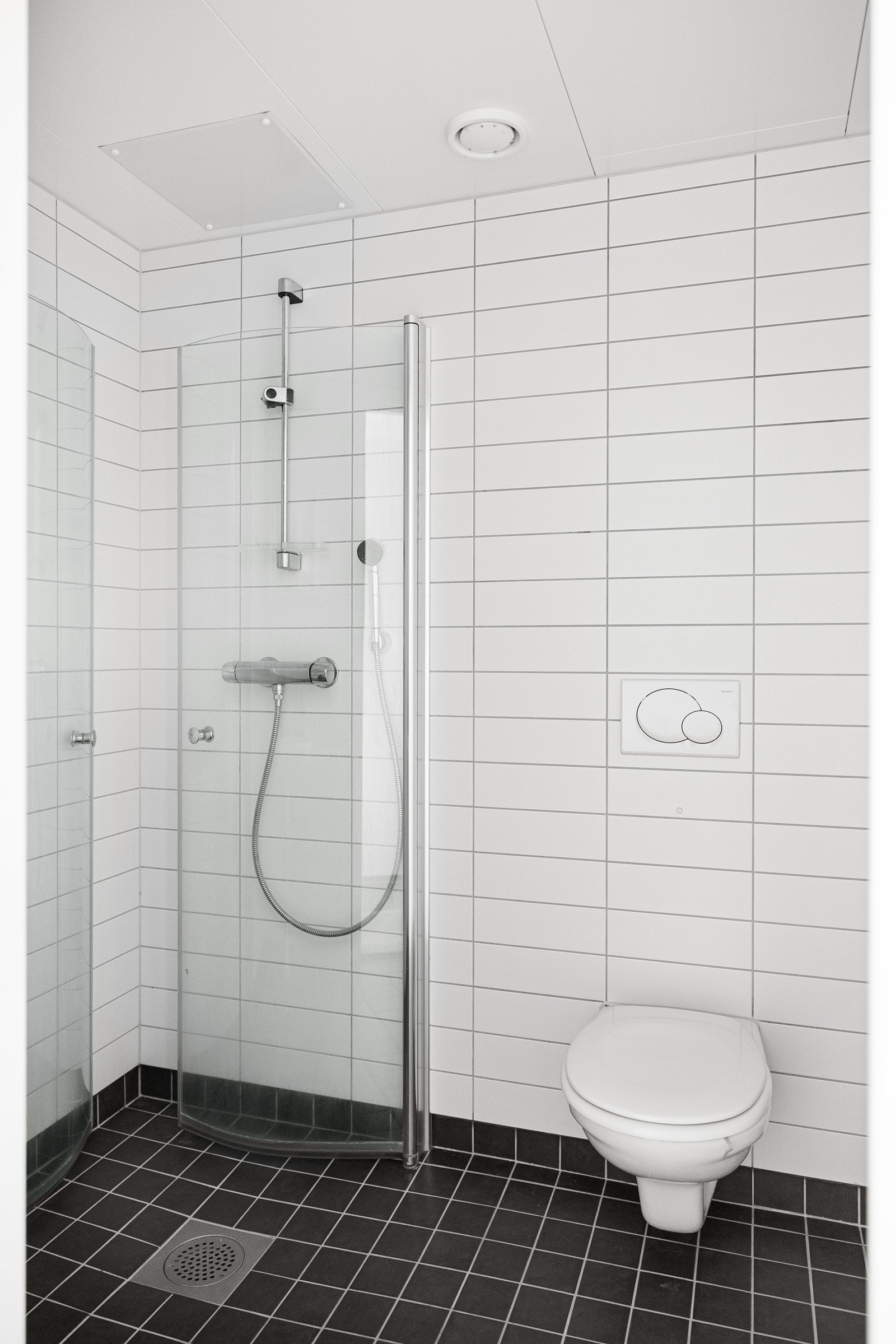 Baderommet er fra byggeår og har en tidløs stil med flislagte overflater. Det er varmekabler i gulv for en komfortabel gulvvarme året rundt. Galleribilde