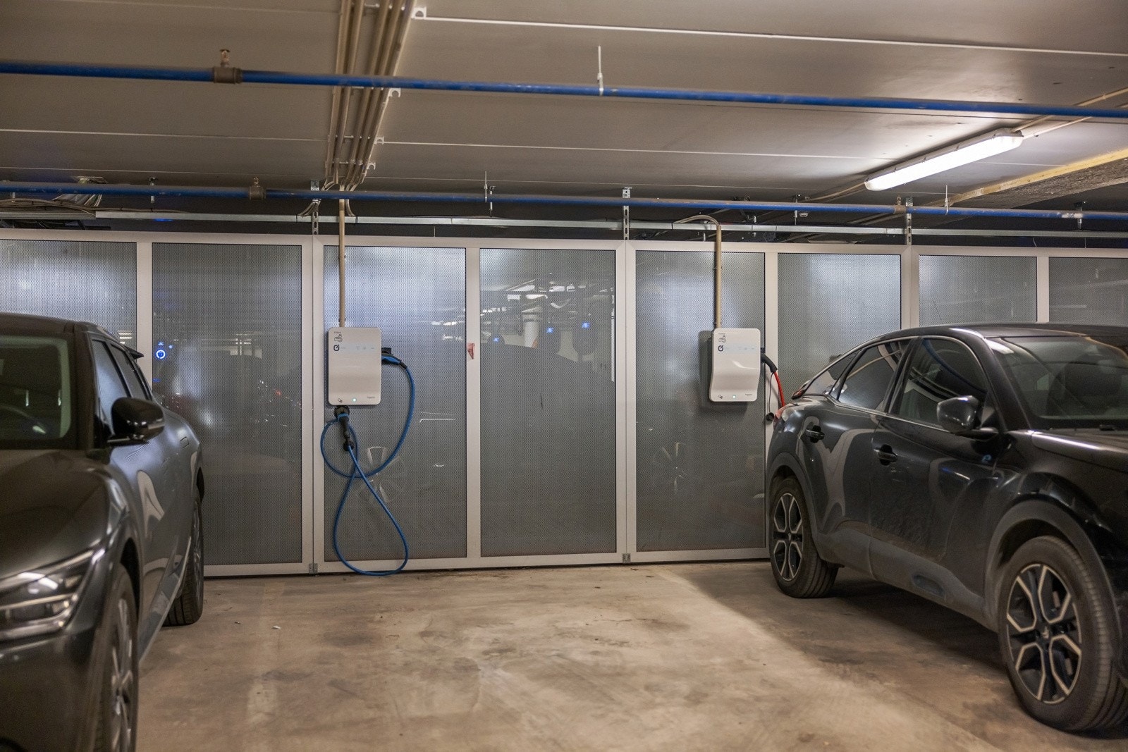 Det gis kjøper en opsjon på kjøp av garasjeplass uten elbillader. Vedlagte bilde er fra garasjeanlegget, men det er ikke avbildet plass som medfølger ved salg. Galleribilde
