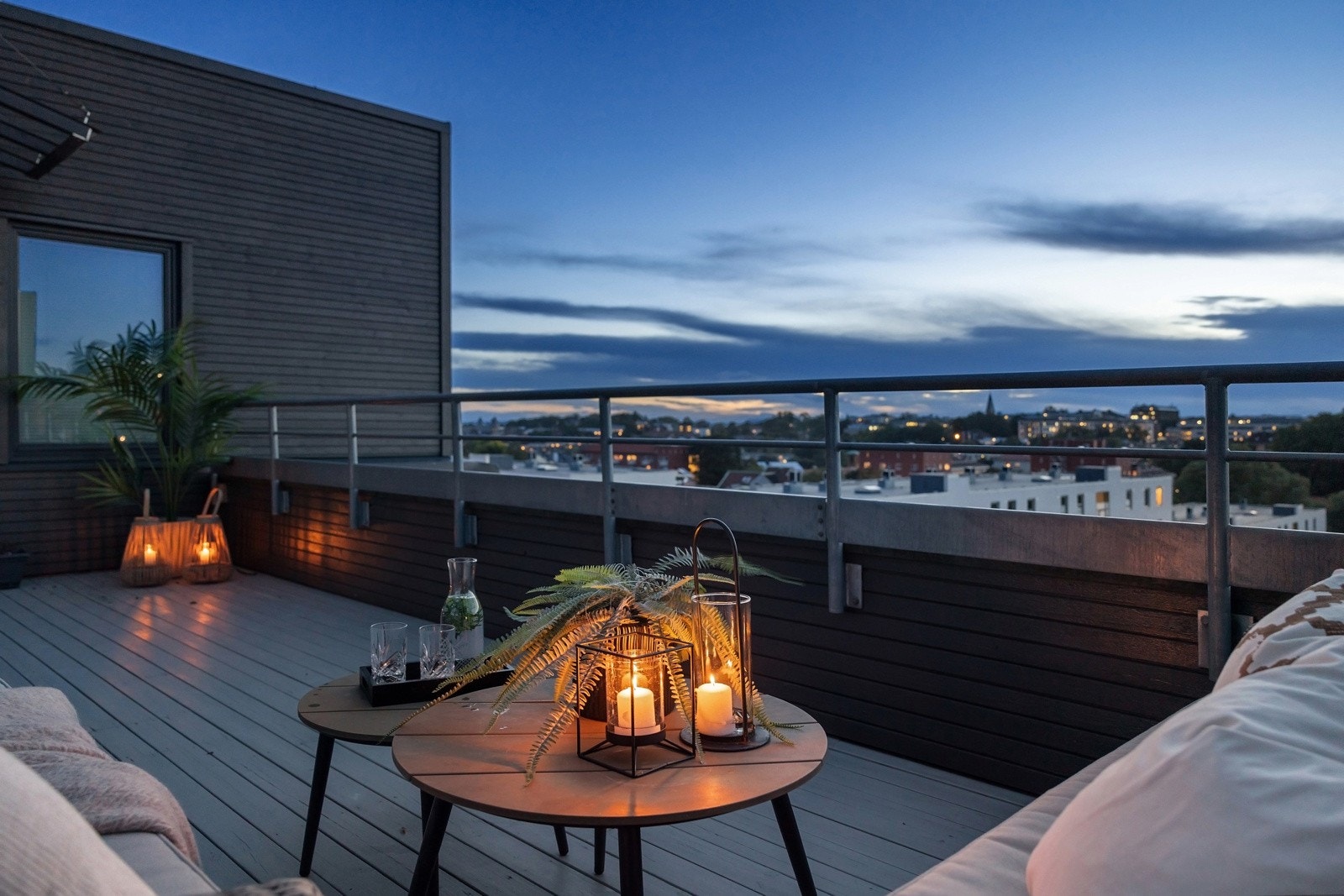 Takterrassen vender mot nordvest, og sikrer deg sol fra ca. kl 12 til den går ned, på sommerstid. Galleribilde