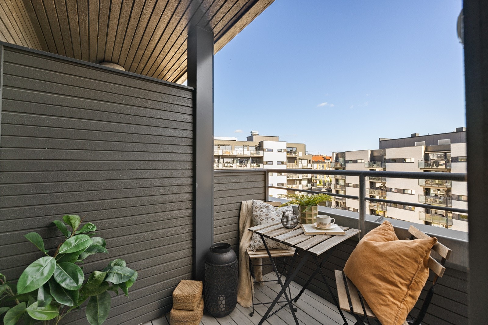 I tillegg er det også utgang til en overbygget balkong på ca. 3,2m². Galleribilde