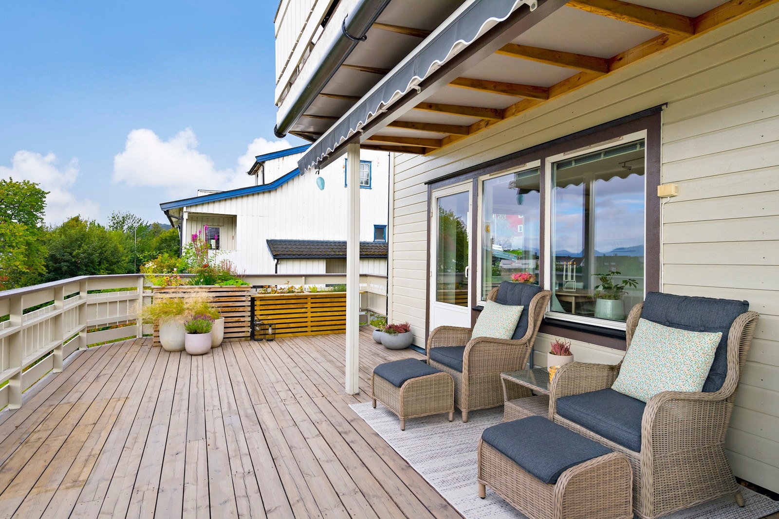 Fin veranda med plass til store sittegrupper. Galleribilde