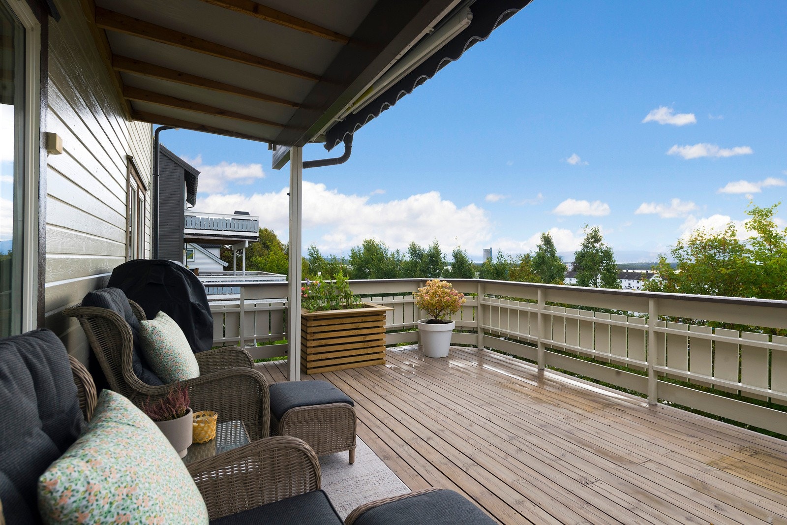 Verandaen er delvis overbygd, og har god plass. Galleribilde