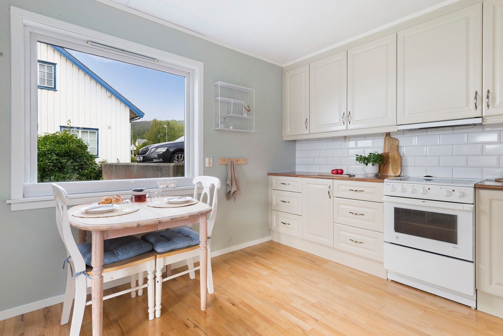 Koselig med frokostbord på kjøkkenet. Galleribilde