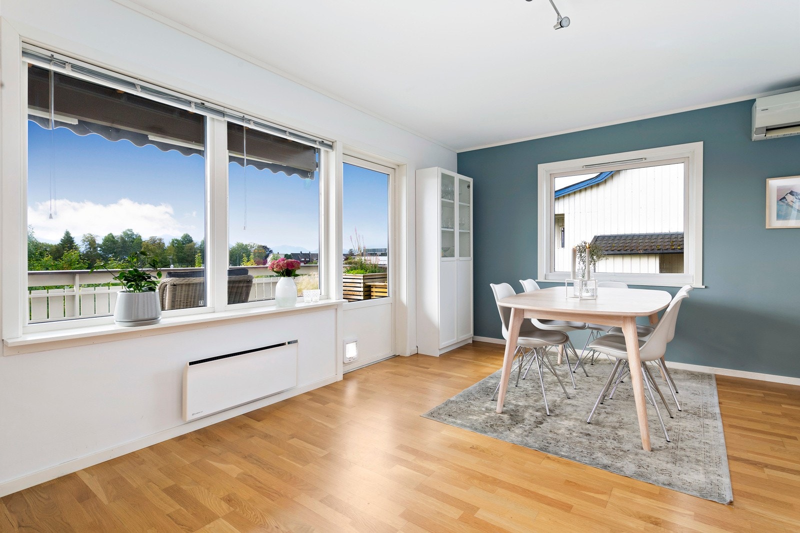Det er direkte utgang fra stuen til stor veranda. Galleribilde