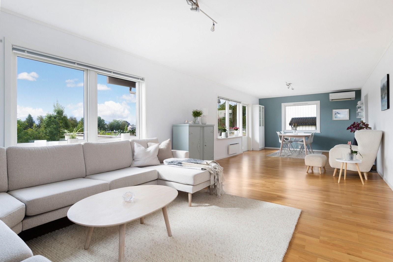 Stor stue med god plass til både sofagruppe og spisestue. Galleribilde