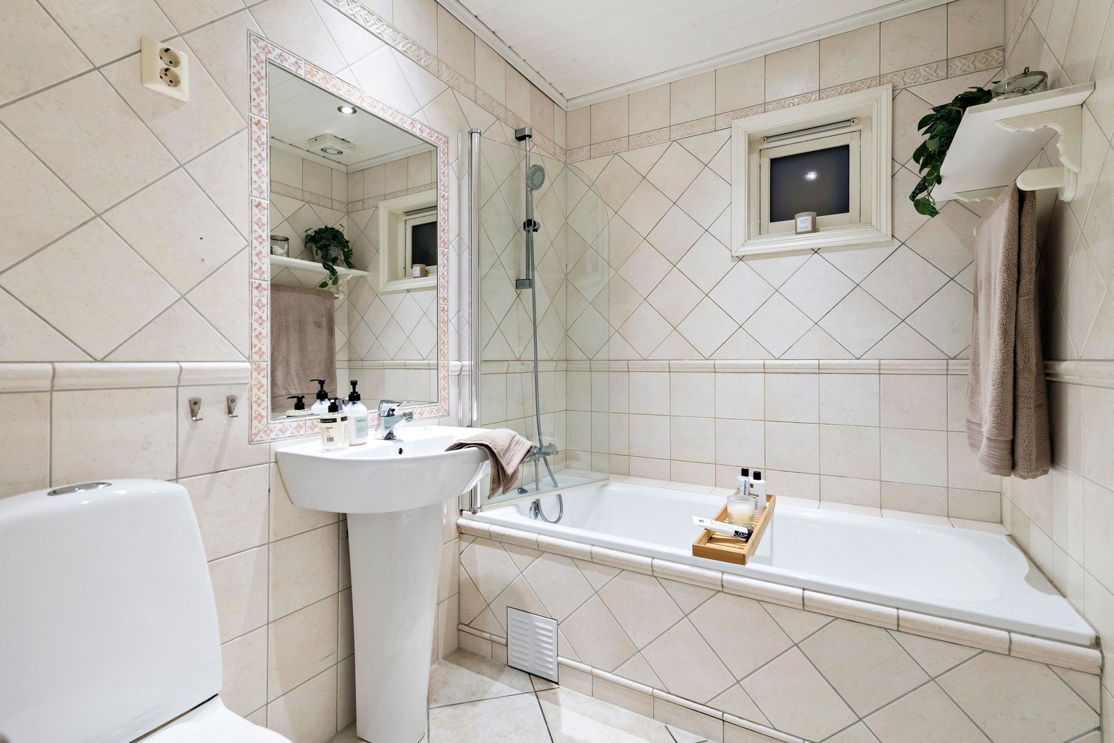 Pent, flislagt bad med badekar. Galleribilde