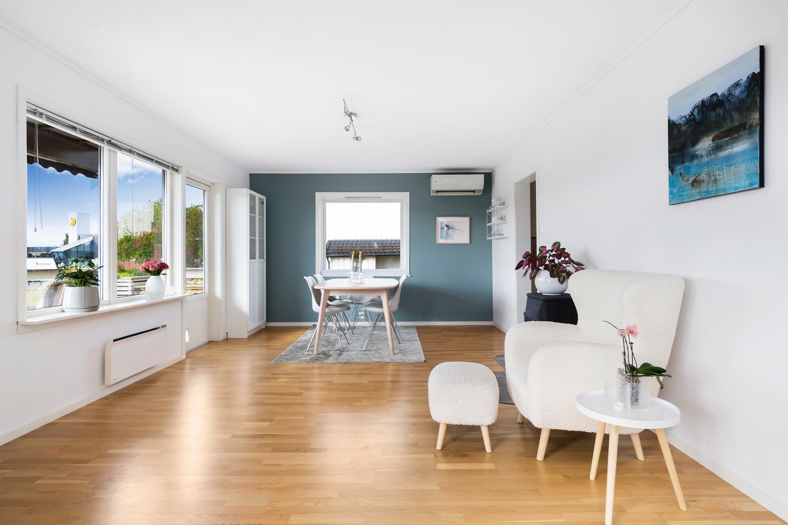 Vedfyring i stuen for en god og lun varme selv på kalde dager. Galleribilde