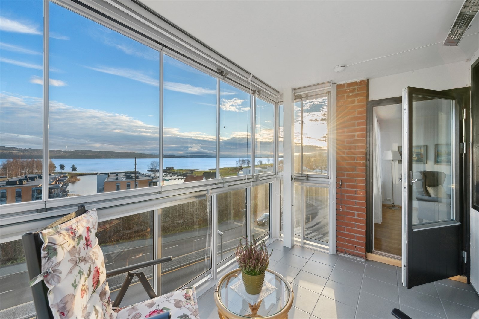 Tilgang til innglasset balkong med flott Mjøsutsikt fra stuen. Galleribilde