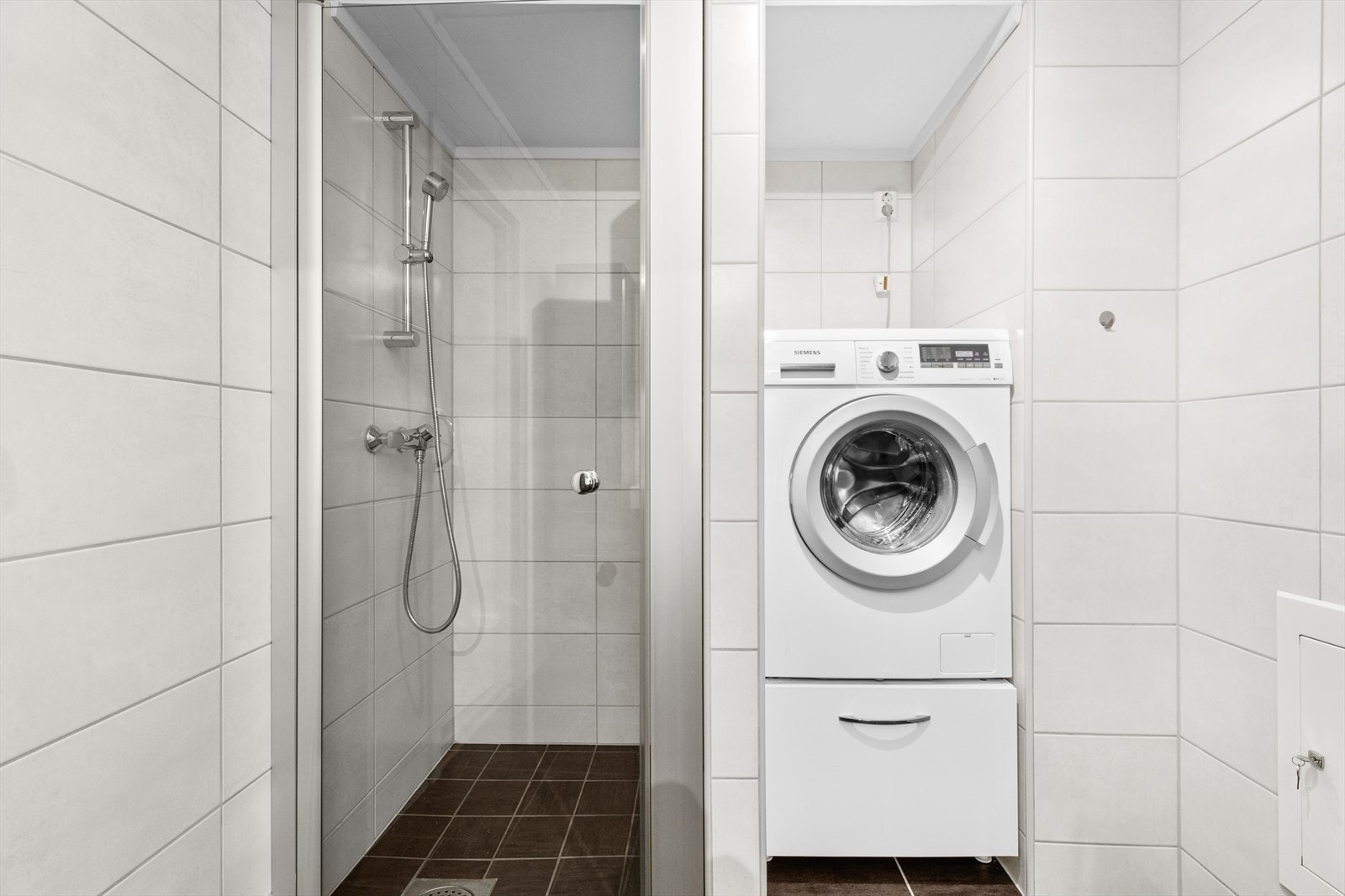 Baderommet har en romslig dusj og vaskemaskin. Rommet er arealeffektivt som tillater det man trenger i tillegg til gulvplass. Galleribilde