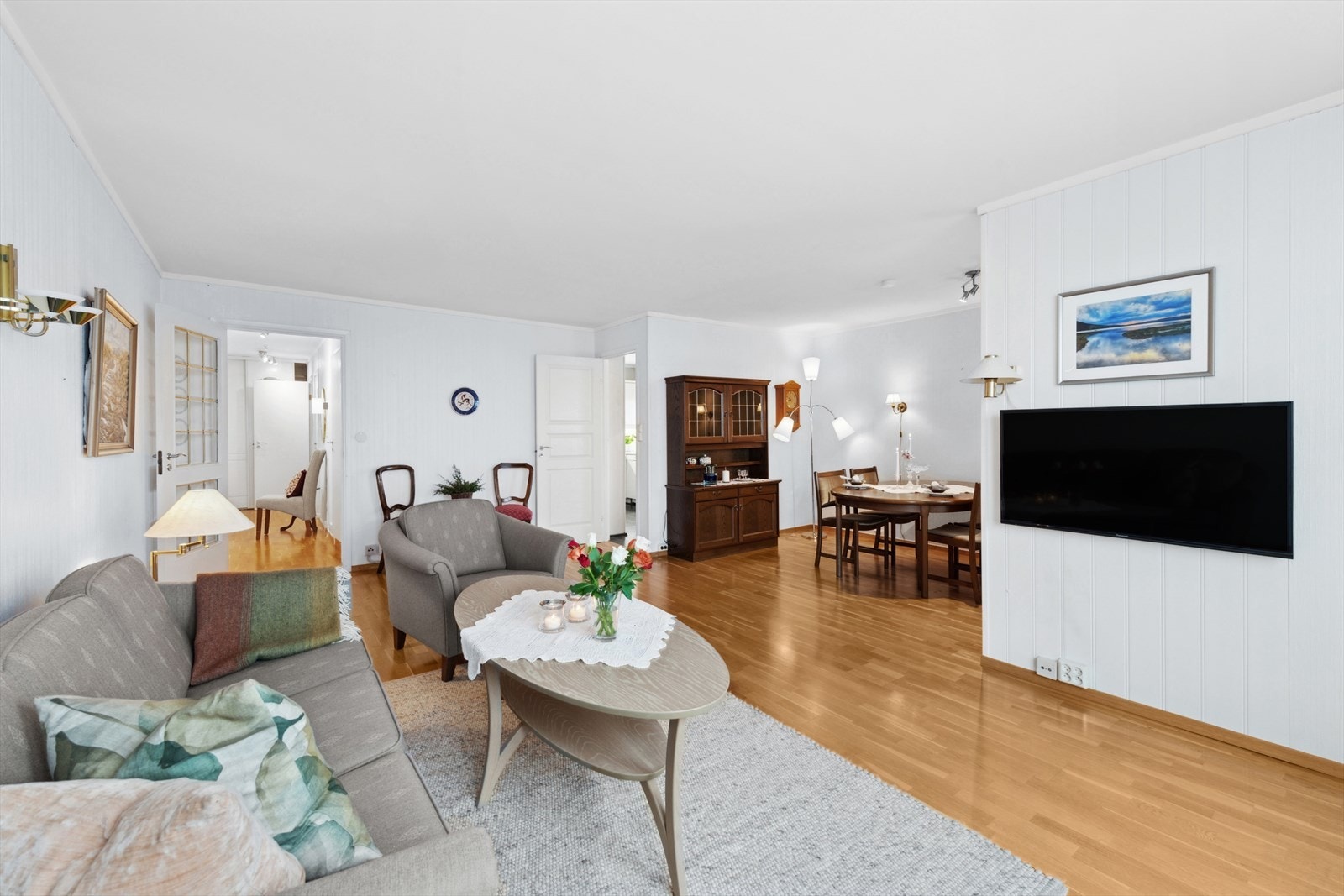 Leiligheten har naturlig flyt fra stue og videre ut i leiligheten. Galleribilde