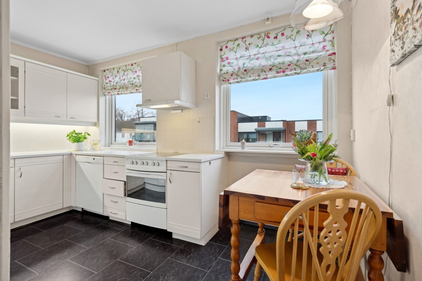 Fra stuen og inn i et lyst og velholdt kjøkken med egen frokostkrok. Galleribilde