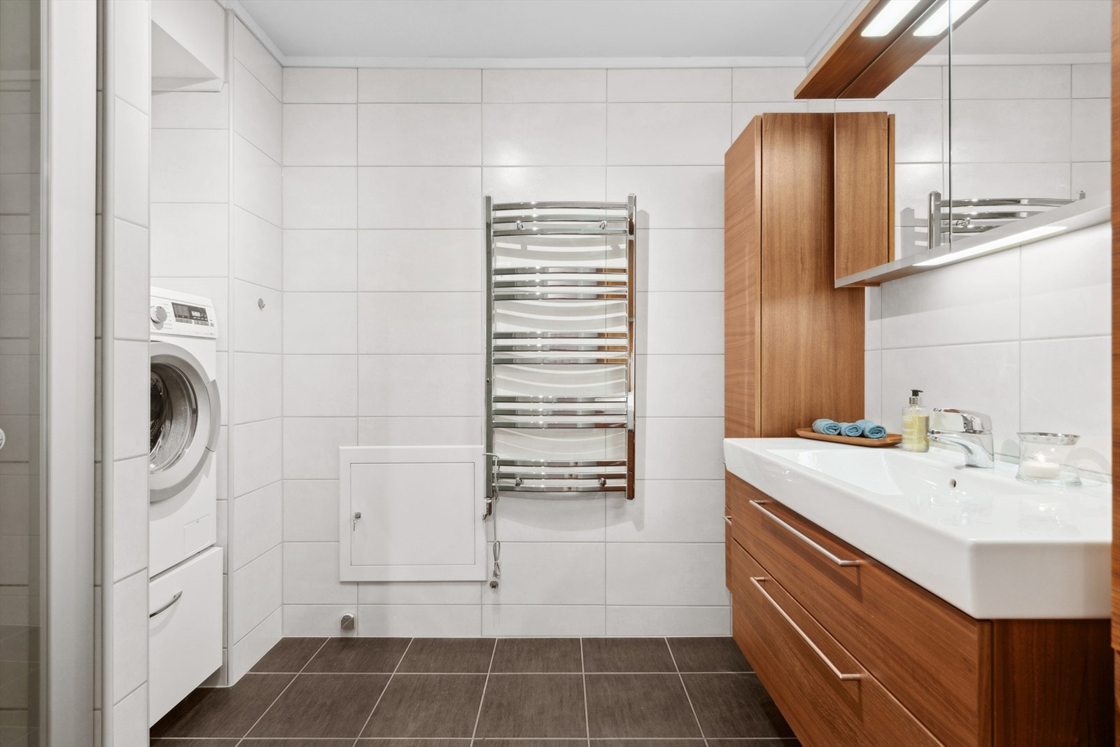 Baderommet har flislagte vegger og gulv med varmekabler. Elektrisk håndklestativ. Galleribilde