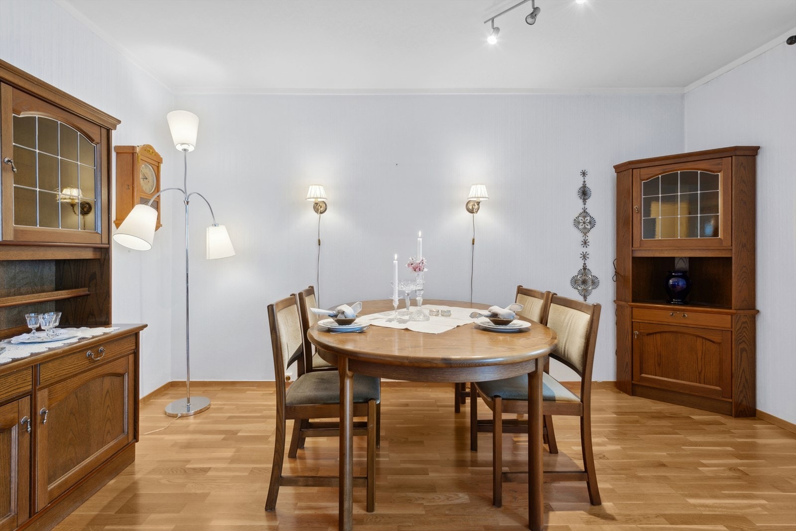 Romslig område for både spisegruppe og møblement. Opprinnelig et soverom. Galleribilde