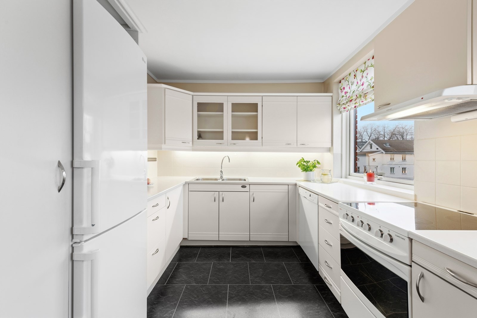 Kjøkkenet har lyse og glatte fronter for et tidløst uttrykk. Galleribilde