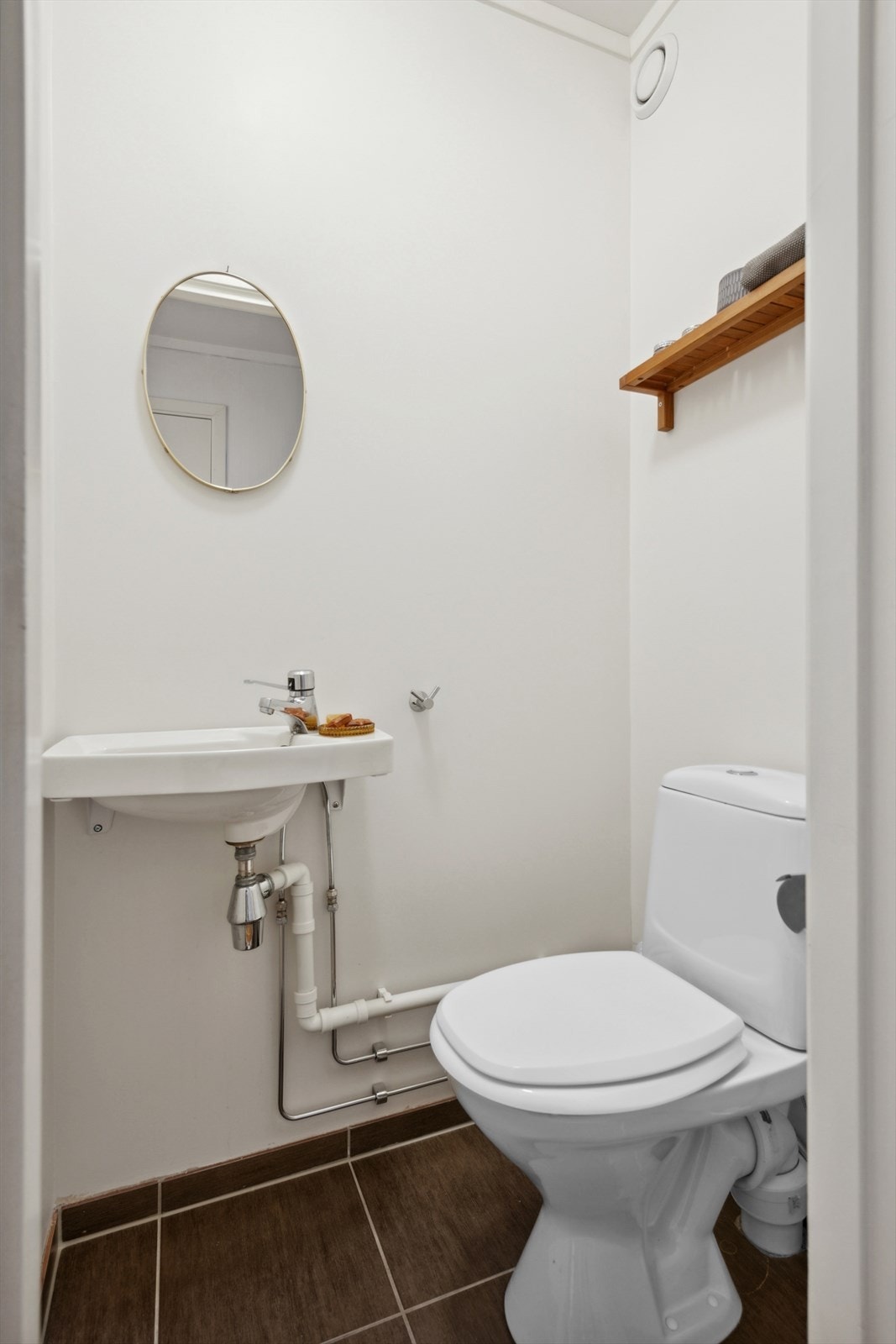 Toalettrom med adkomst fra entré. Galleribilde