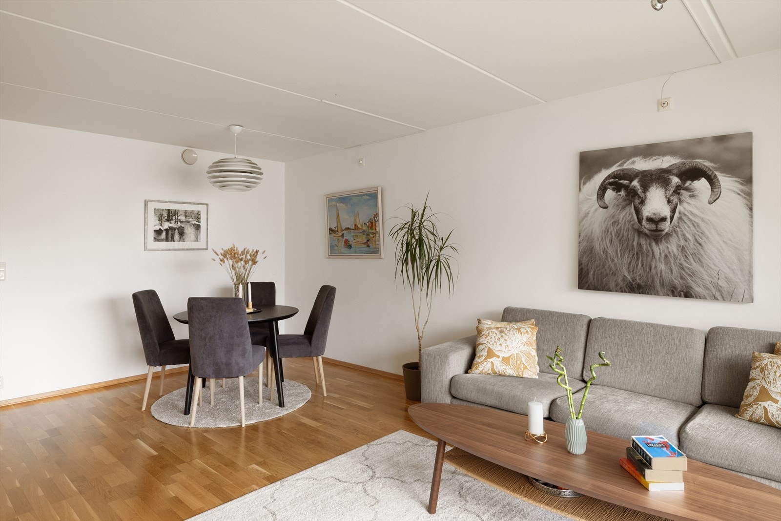 Tre-stavs parkett på gulv og nøytrale vegger. Galleribilde