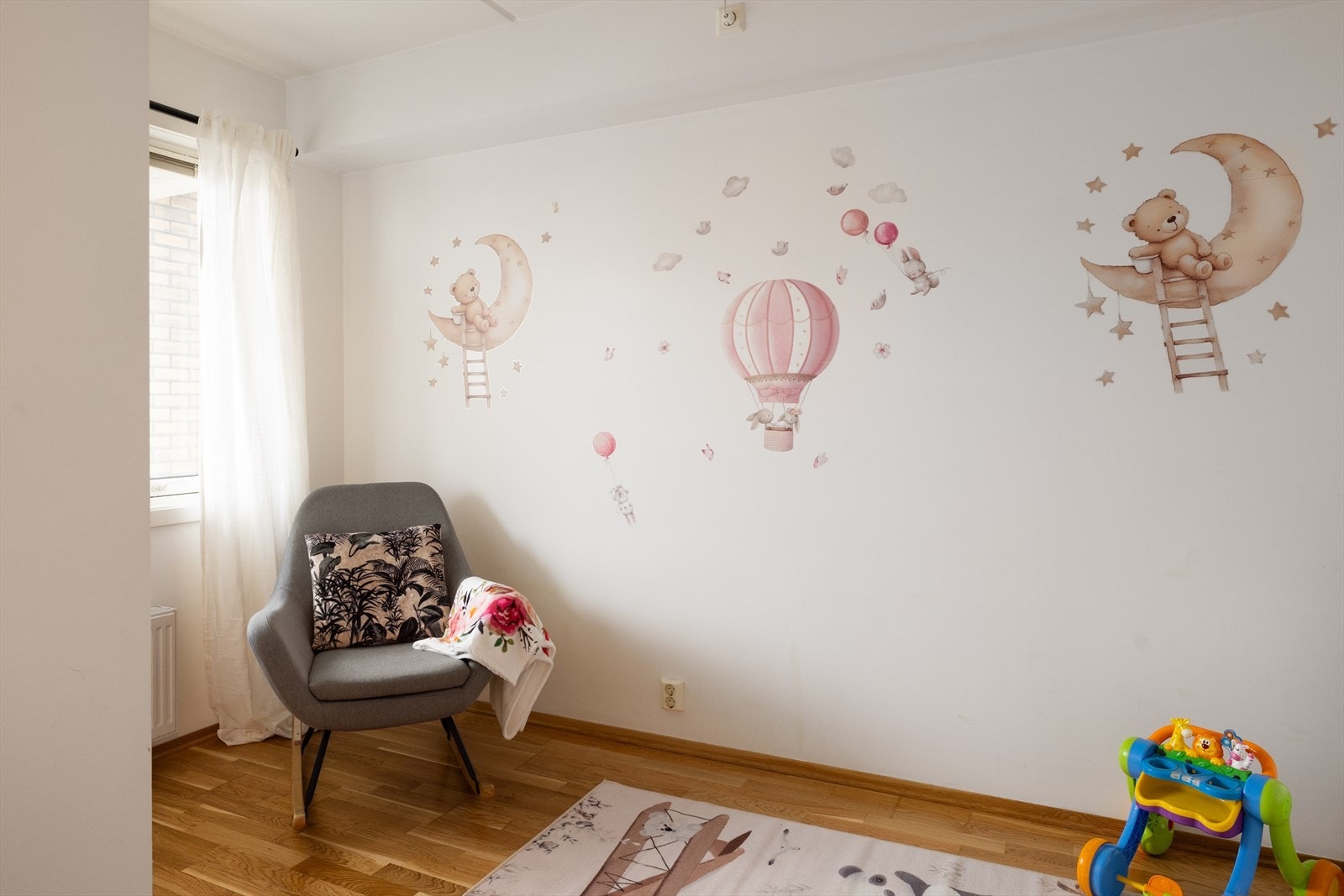 Soverom nummer to har adkomst fra entréen, med en størrelse som passer til gjesterom, kontor eller barnerom. Galleribilde
