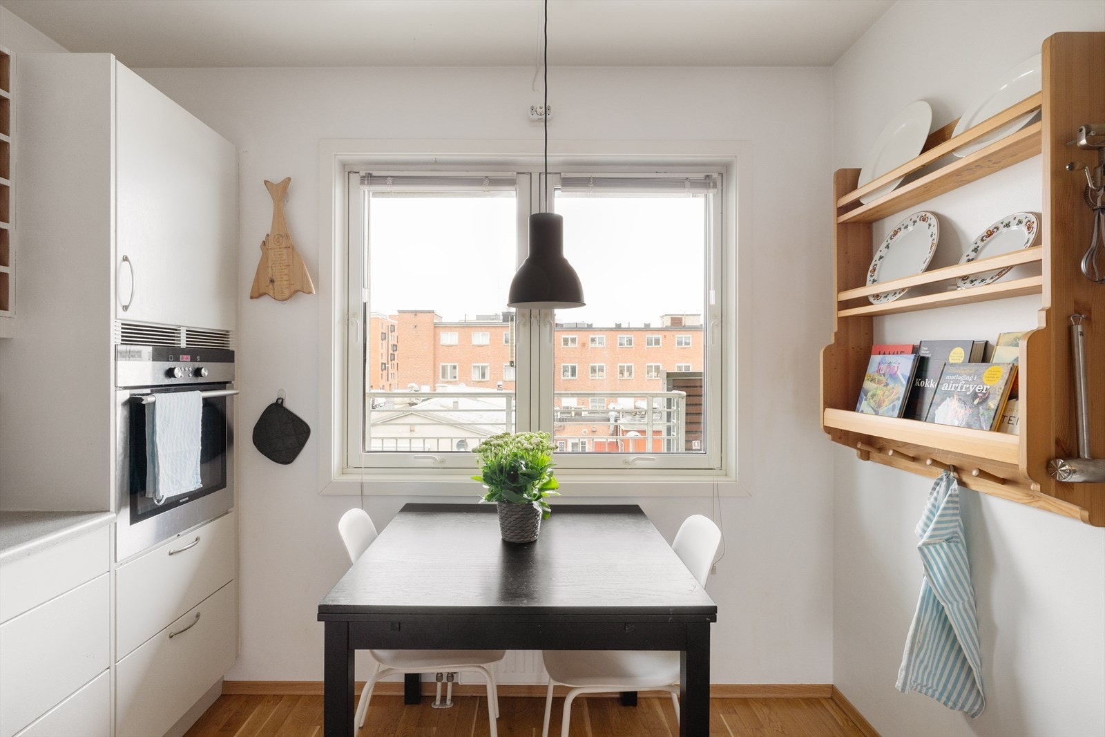 På kjøkkenet er det plass til et trivelig frokostbord. Galleribilde