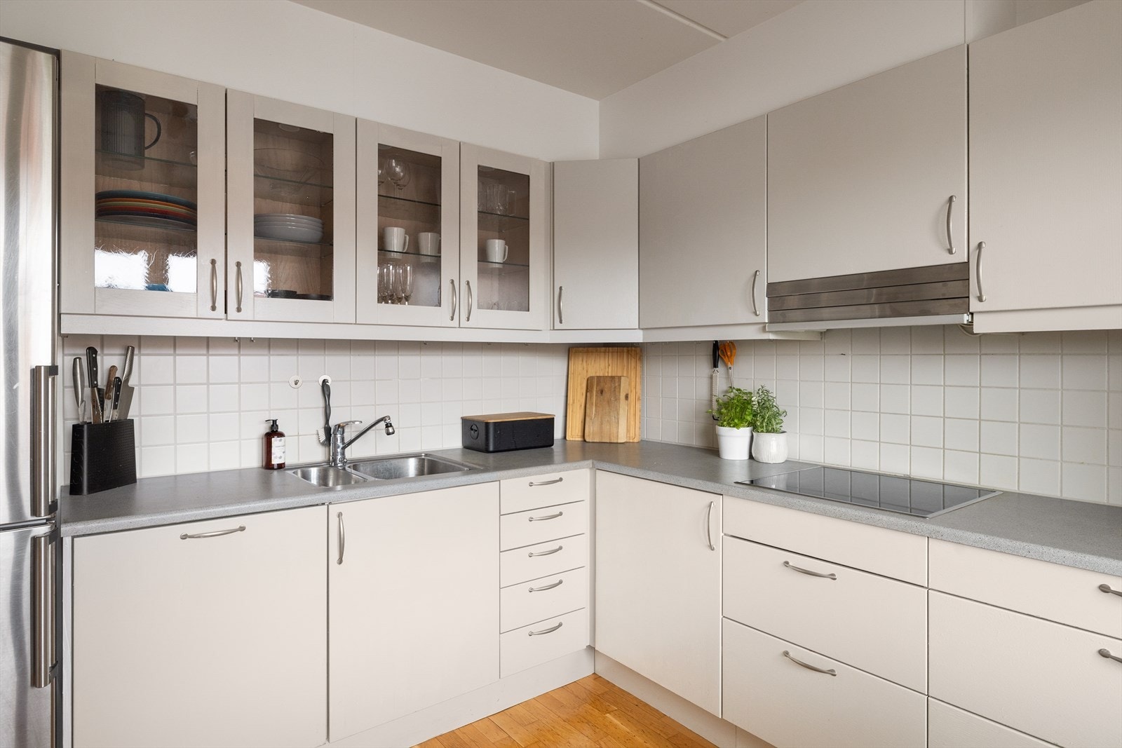 Kjøkkenet har integrerte hvitevarer som induksjonstopp, stekeovn og oppvaskmaskin, og en effektiv ventilator over kokeplassen. Galleribilde