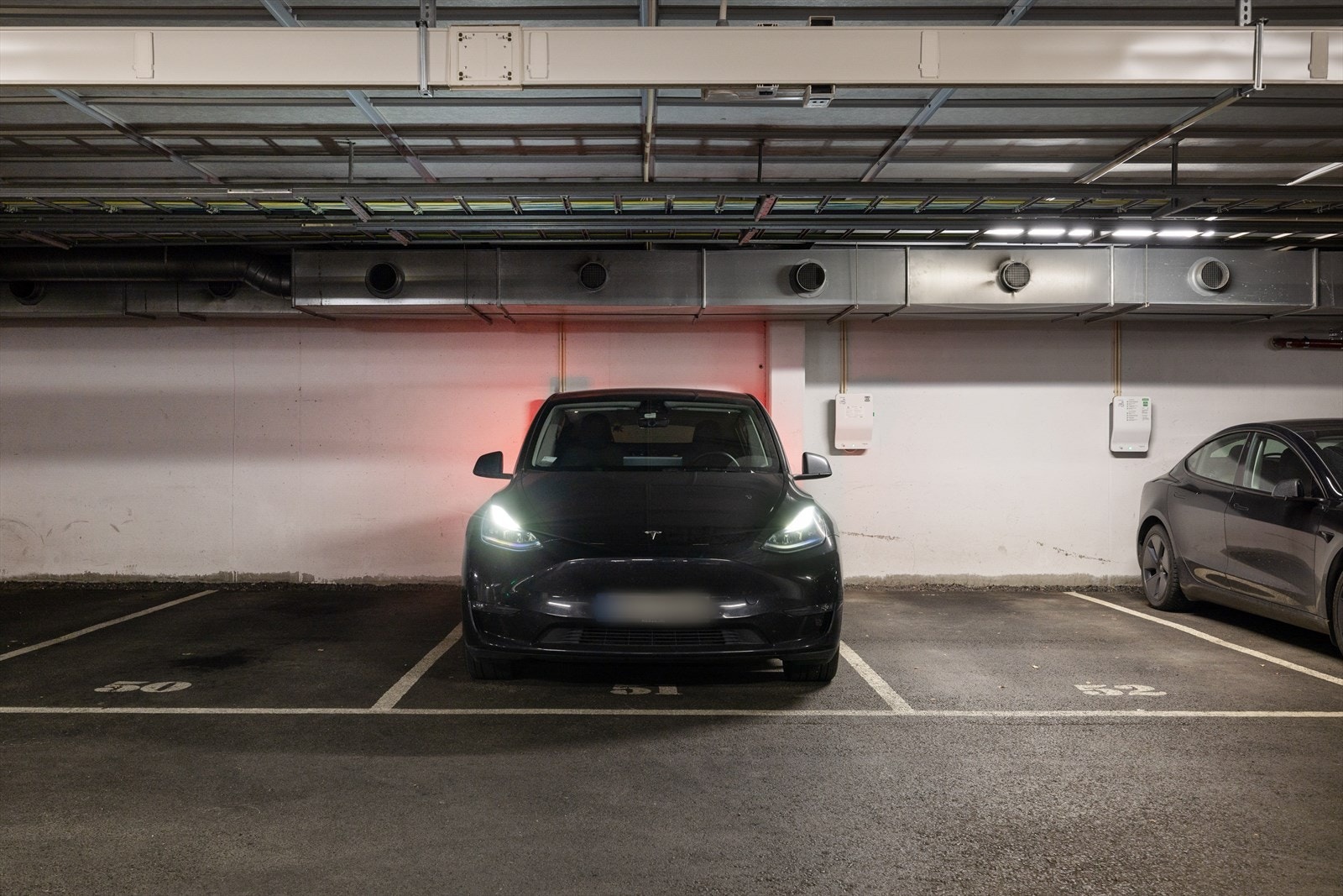 Med boligen selges garasjeplass med EL-lader. Galleribilde