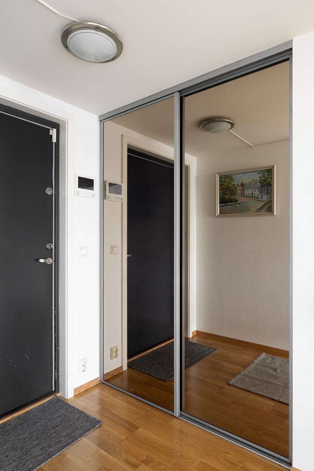Romslig og velorganisert entré med speilfronter på skyvedørsgarderoben, som gir god oppbevaringsplass til yttertøy og personlige eiendeler. Galleribilde