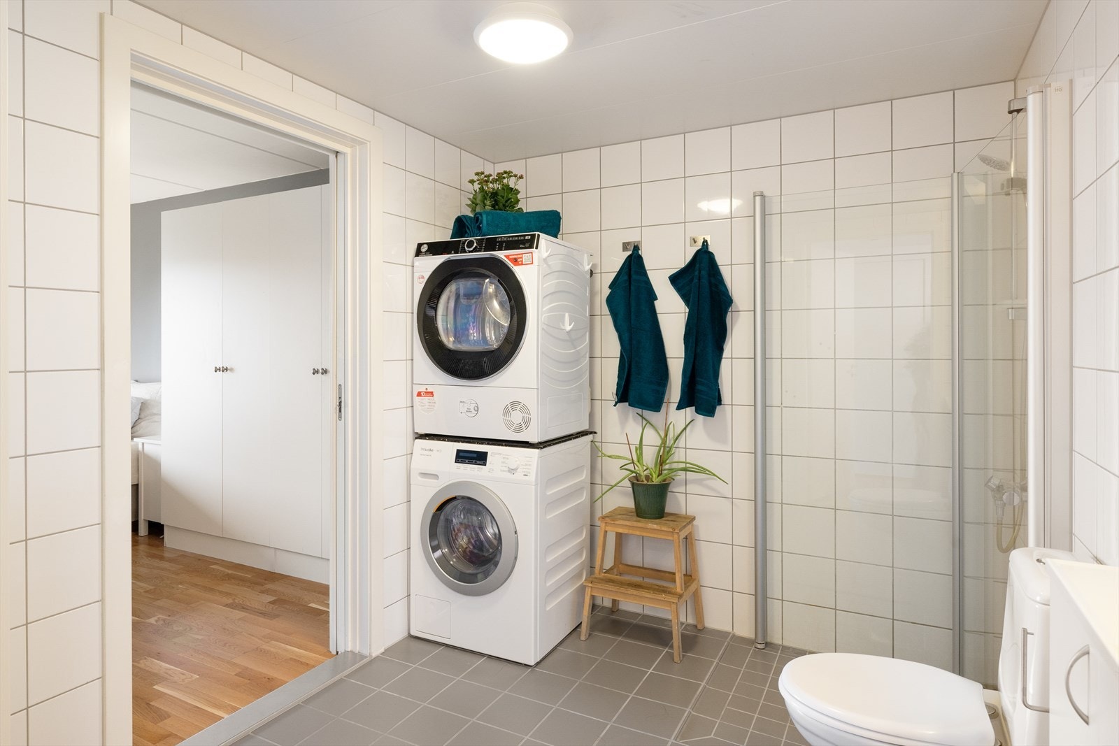Badet har opplegg for vaskemaskin/tørketrommel, og dør inn til hovedsoverommet. Galleribilde